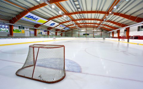 Sportoviště a ubytování; 2 hokejové haly Sportcentrum Lužánky, ****Holtel Avanti
